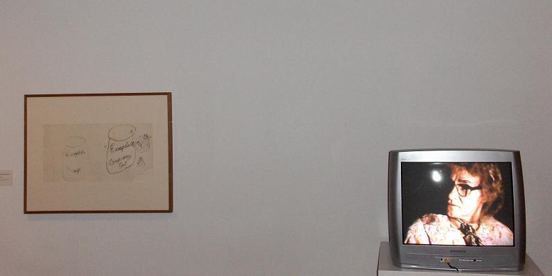 zdjęcie przedstawiające matkę Warhola w telewizji patrzącą na jeden z rysunków syna, fot. Mike O'Dowd