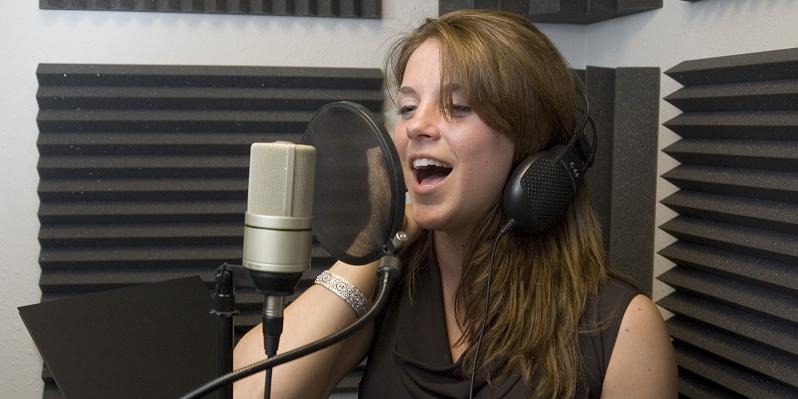 zdjęcie przedstawiające osobę śpiewającą do mikrofonu